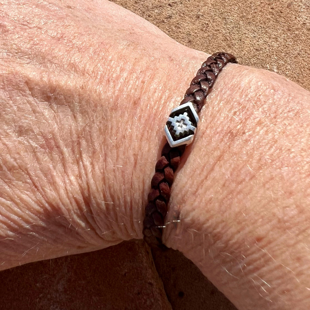 Flat braided leather bracelet - brown